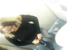 Amateur fuck in discotoilet