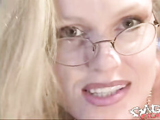 Blond likes gagging