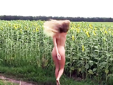 Алена зажигает между подсолнухов