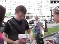 Парень дерёт двух девок у гаража