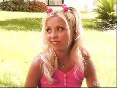 Sexy teen should not fuck in park