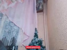 Девчонка ласкает половые губки