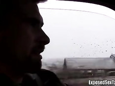 Молодая рыжая деваха автостопщица
