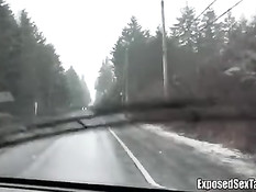 Молодая рыжая деваха автостопщица