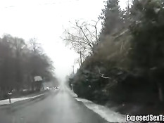 Молодая рыжая деваха автостопщица
