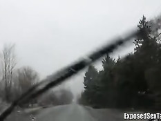 Молодая рыжая деваха автостопщица