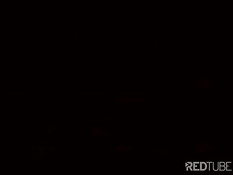 Очаровательная брюнетка сосёт фаллоимитатор