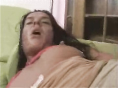 Мужчина ебёт женщину на диване