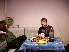 Сын трахает свою рыжую сексуальную маму
