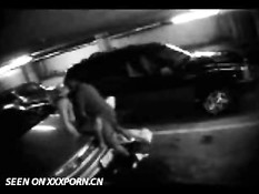 Пару поймали за занятием сексом на парковке
