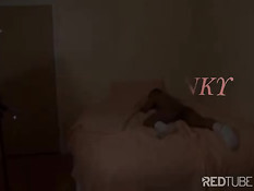 Чёрные ребята решили потрахаться в кровати