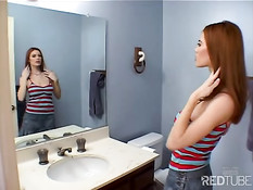 Рыжая Роксета удовлетворяется сексом с двумя