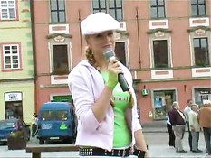 Блондинка пристаёт к девушкам, чтобы они показали сиськи