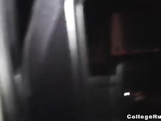 Девчонки из колледжа развлекаются в ночном городе