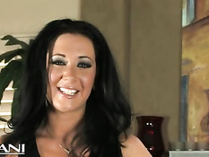 Jayden Jaymes испытывает первый оргазм с секс машиной