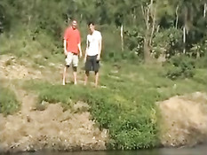 Молодая брюнетка занимается с парнями сексом на пляже и в воде