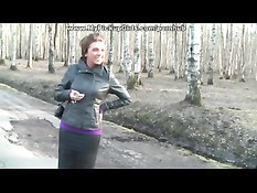 Сисястую девушку сняли и оттрахали в осеннем городском парке