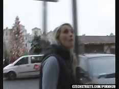 Чешская девушка Петра за деньги готова сделать минет незнакомцу