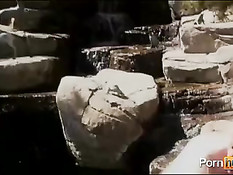 Возбуждающие сексуальные игры двух блондинок у водопада