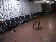 В актовом зале снимается порнуха с рыжей девкой в чулках