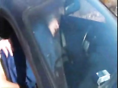 Парни выехали за город, чтобы заняться сексом в автомобиле