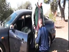 Парни выехали за город, чтобы заняться сексом в автомобиле