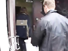Женщина случайно познакомилась на улице с молодым пацаном