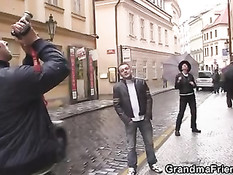 Мужики устроили фотосессию со старой шлюхой в розовых чулках