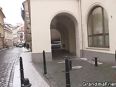 Мужики устроили фотосессию со старой шлюхой в розовых чулках