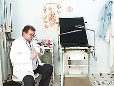 Рыжей дамочке в чёрных чулках растягивают пизду у гинеколога