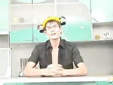 Две выпившие девушки испортили парню его кулинарное шоу