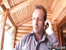 Оттрахав по полной Мию Леоне на кухне мужик кончил ей на спину