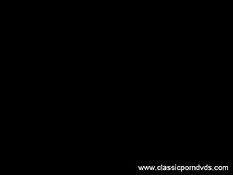 Классика мирового порно - зрелая брюнетка смачно сосёт член
