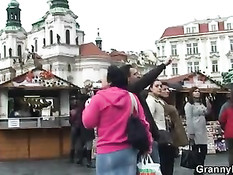 Познакомившись на площади со зрелой женщиной он повёл её домой