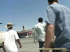 Ребята сняли шлюху и в своём доме на колёсах устроили оргию