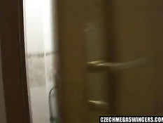Семейные пары меняются половыми партнёрами на встрече в Праге