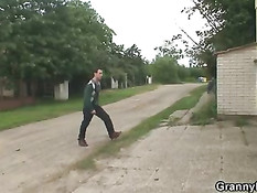 Одинокая развратная бабушка радуется заглянувшему к ней парню