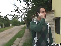 Одинокая развратная бабушка радуется заглянувшему к ней парню