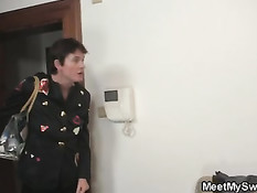 Бесстыжая девчонка занимается оральным сексом со зрелой парой