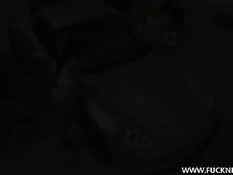 Жарким летним днём две девушки мыли во дворе дорогую автомашину
