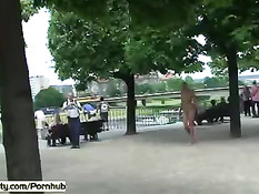 Соблазнительные девки разгуливают нагишом в общественных местах