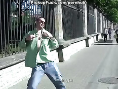 Блондинка в ажурных колготках трахалась с парнем на лужайке