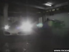 Полуголые красотки хорошо вымыли машину и трахнулись с водителем