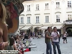 Бесстыжие развратницы шокируют европейцев прогулками голышом