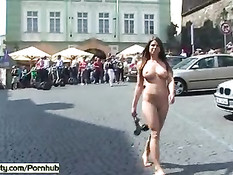 Бесстыжие развратницы шокируют европейцев прогулками голышом
