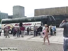 Захватывающие прогулки по большому городу в обнажённом виде