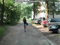 Брюнетка Наташа провела парней по своему району и сделала минет