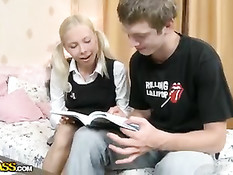 Уроки английского с молодой блондинкой переросли в анальный секс