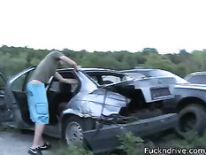 Парень оттрахал свою высокую молодую подругу возле автомашины