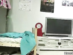Хозяйки женской общаги выстраивают голых новеньких девушек в ряд